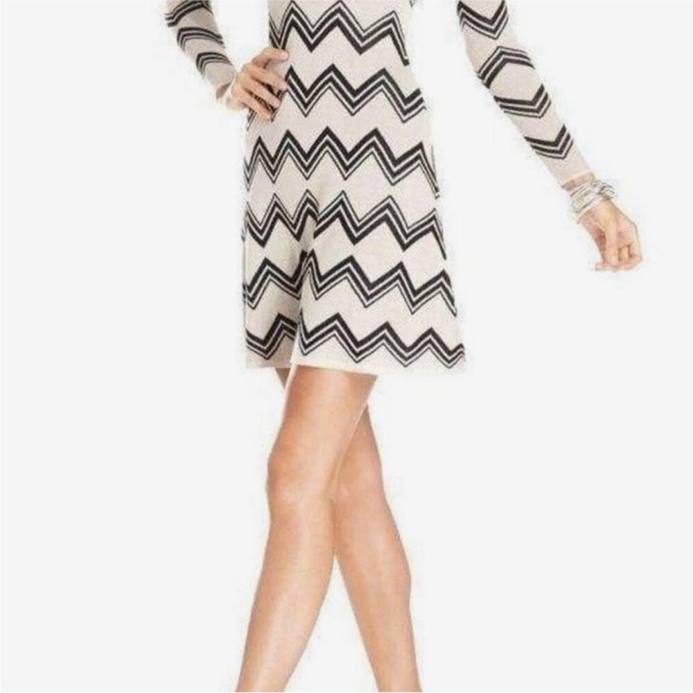 BCBGMaxAzria Black & Cream Geometric Knit Top with Zip Back